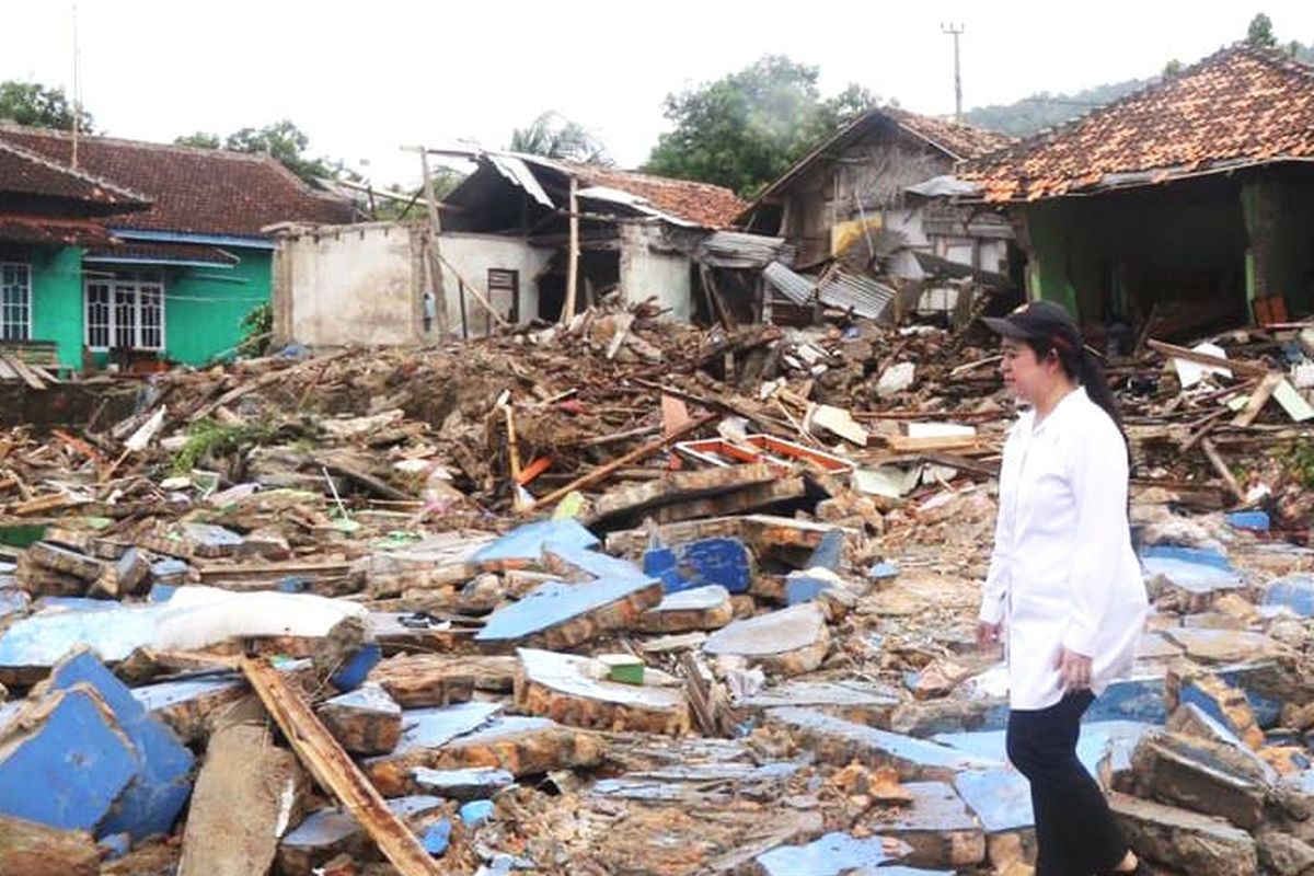 Menteri Koordinator Bidang Pembangunan Manusia dan Kebudayaan Puan Maharani. saat melihat langsung kondisi Desa Way Muli yang terdampak tsunami, Selasa (25/12/2018)