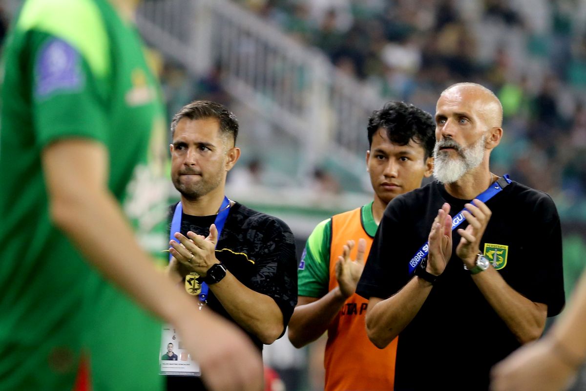 Pelatih Persebaya Surabaya asal Spanyol, Eduardo Perez yang memimpin tim mengarungi Super League 2025-2026.