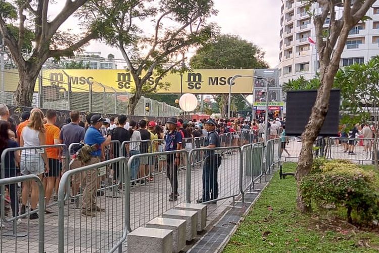 Antrian penonton menjelang balapan malam hari F1 GP Singapura 2022 di Sirkuit Marina Bay Street, Minggu (2/10/2022). Penonton sudah berjubel sejak sekitar pukul 17.00 waktu setempat meski berdasarkan jadwal, balapan berlangsung pukul 20.00.