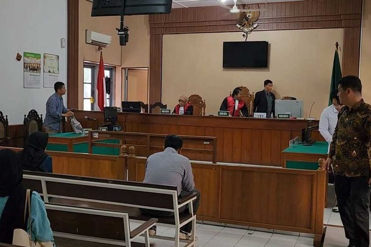 Sidang pertama gugatan wanprestasi Almas Tsaqibbirru ke Gibran Rakabuming Raka di Pengadilan Negeri (PN) Kota Solo, Jawa Tengah (Jateng), pada Rabu (7/2/2024).