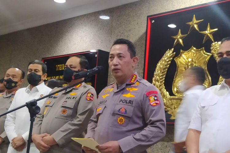 Kapolri Jenderal Listyo Sigit Prabowo saat menyampaikan perkembangan kasus tewasnya Brigadir J. Jumpa pers dilakukan di Mabes Polri, Jakarta Selatan, Kamis (4/8/2022) malam. 