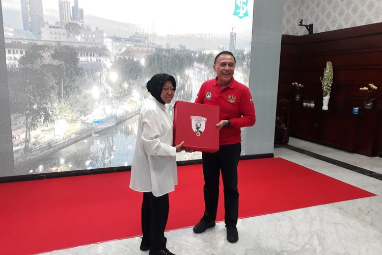 Ketua Umum PSSI Mochammad Iriawan berkunjung ke rumah dinas Wali Kota Surabaya Tri Rismaharini di Jalan Sedap Malam, Surabaya, Jawa Timur, Senin (10/2/2020).