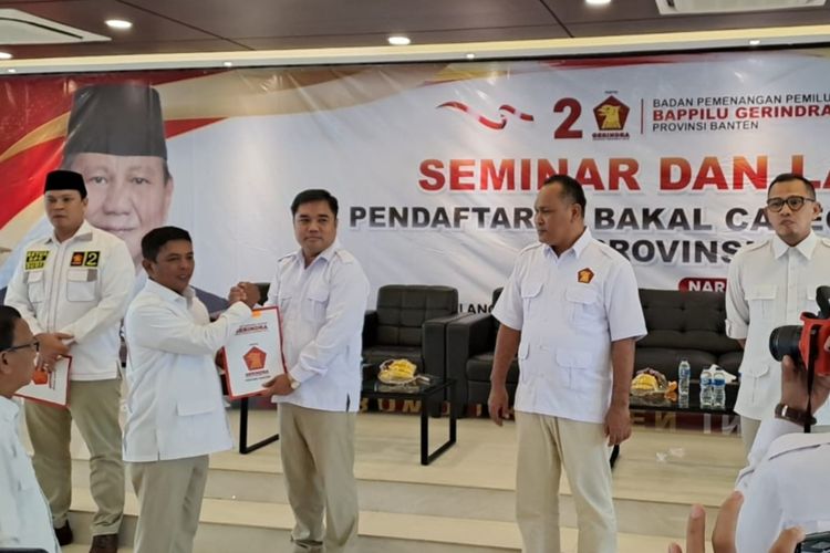 Sekretaris DPD Partai Gerindra Banten Andra Soni menyerahkan formulir pendaftaran bakal calon legislatif ke masing-masing Ketua DPC se-Banten.
