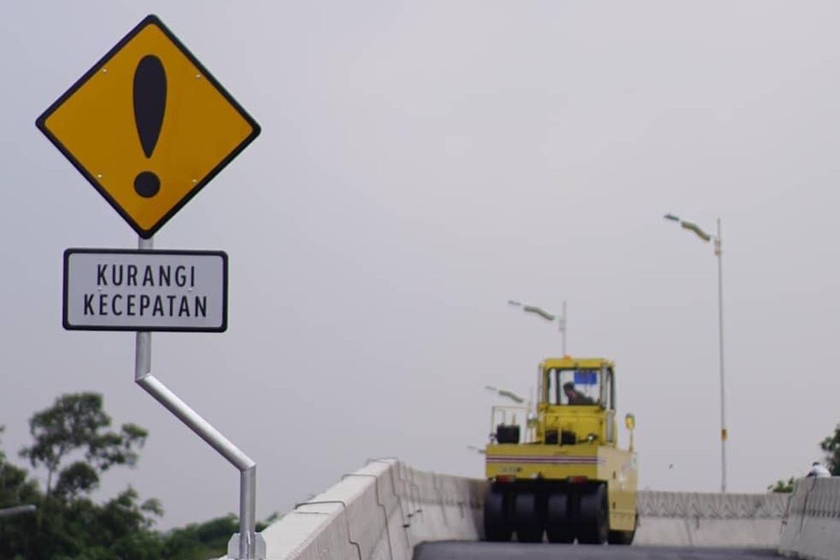 Pengaspalan fly over Lenteng Agung, Jagakarsa, Jakarta Selatan. Proses pengerjaan fly over Lenteng Agung menyisakan pembangunan Jembatan Penyeberangan Orang (JPO). 