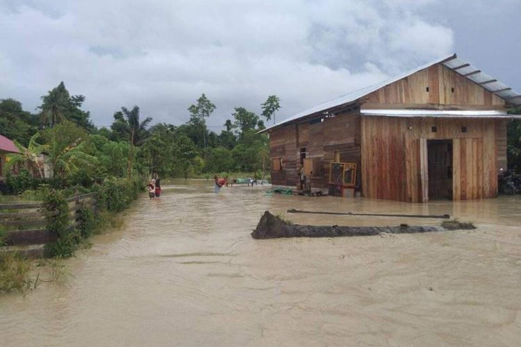 Akibat hujan deras, sungai Wailola di Bula, Kabupaten Seram Bagian Timur, Maluku meluap hingga menyebabkan banjir di sejumlah kawasan di wilayah itu, Minggu (2/1/2022). Puluhan rumah warga juga ikut tergenang