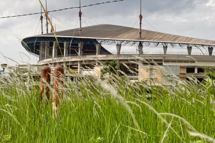 Stadion Utama Palaran di Samarinda, Kalimantan Timur, Selasa (19/3/2024). Atap dan tiang berkarat, struktur beton berlumut, dan lanskap dipenuhi ilalang serta rumput liar.