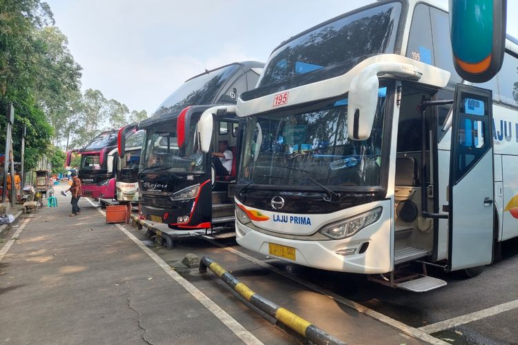 Suasana bus yang sedang parkir di Terminal Poris Plawad, Kota Tangerang, Kamis (14/4/2022).