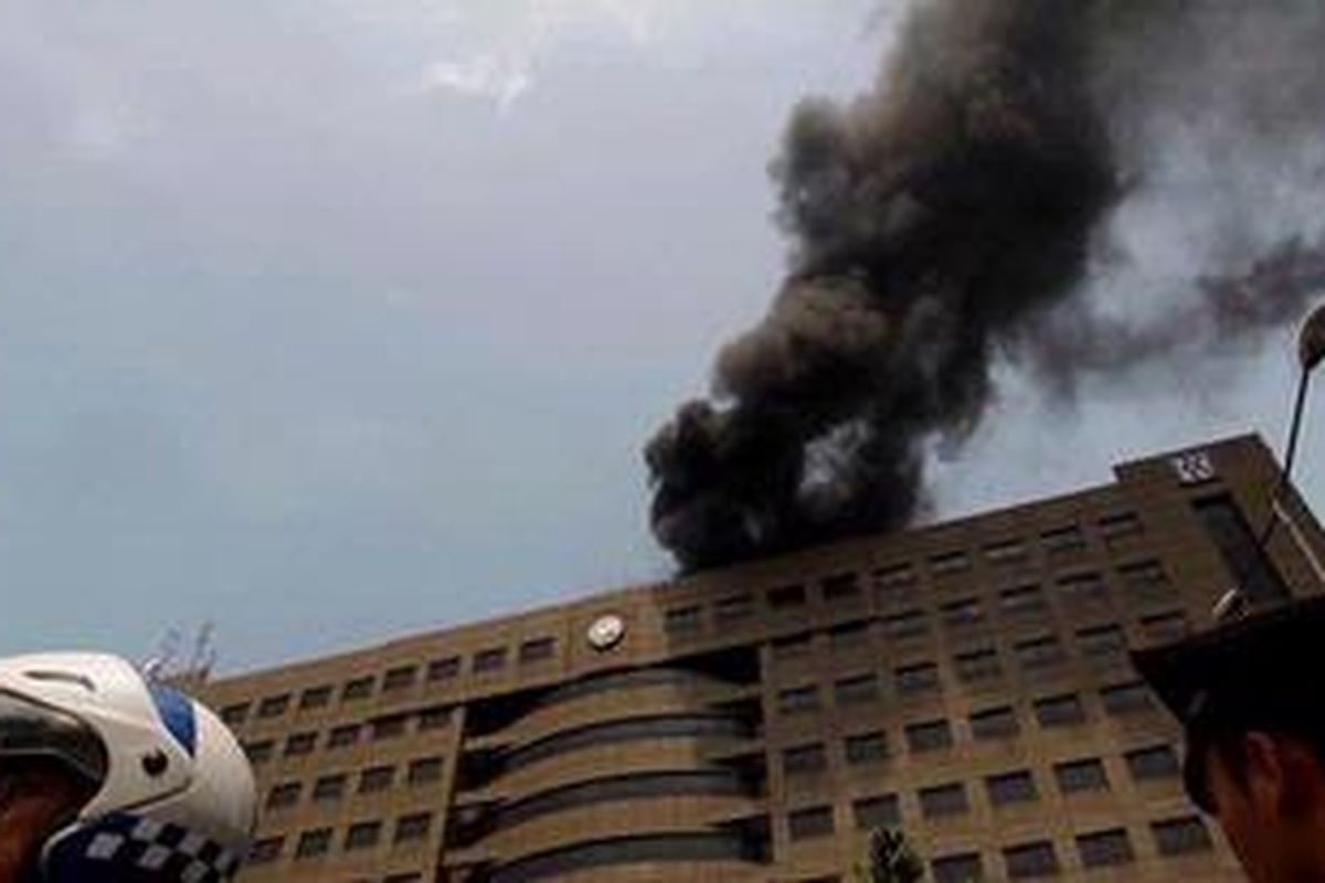 Asap tebal kembali terlihat saat kebakaran di Gedung Pusat Pelni, Kemayoran, Jakarta Pusat, Jumat (6/8/2010). Kebakaran diduga akibat hubungan arus pendek. 