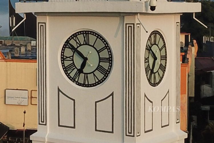 Ciri khas Jam Gadang di Kota Bukittinggi adalah atap gonjong khas Sumatera Barat dan penulisan angka empat yang tidak lazim.