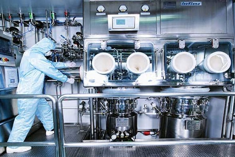 compounding isolator di fasilitas produksi PT Fonko Par Pharmaceuticals, Cikarang, Jawa Barat.