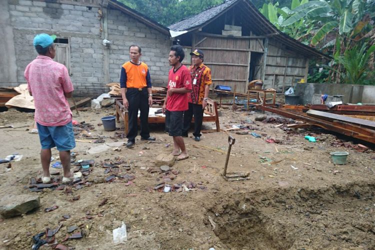 BPBD Kabupaten Semarang meninjau lokasi rumah roboh akibat angin kencang di Dusun Tanjung, Bringin, Kabupaten Semarang, Kamis (30/11/2017).