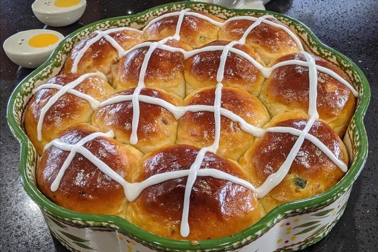 Hot Cross Bunn, roti manis khas Paskah di Inggris.