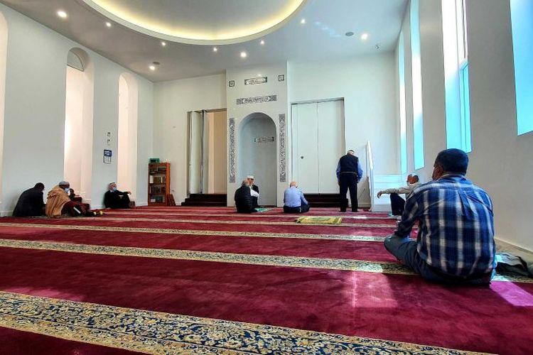 Susana saat khutbah Jumat di Masjid Albania yang hanya memperbolehkan 20 jemaah dalam satu sesi shalat Jumat. 