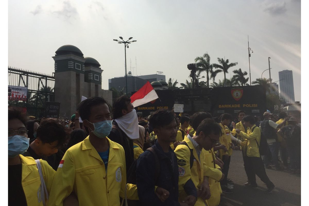 Mahasiswa yang aksi di Gedung DPR RI, Jakarta Pusat, Senin (23/9/2019).