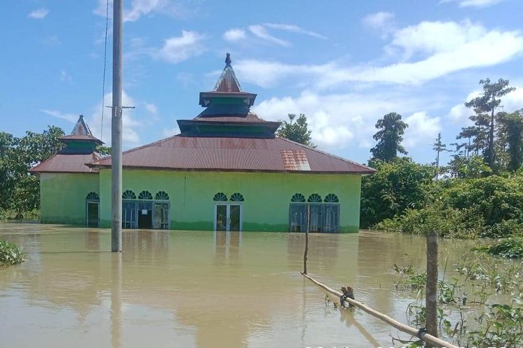 Masjid di Desa Lembang-lembang, Kecamatan Baebunta Selatan, Luwu Utara, Sulawesi Selatan, terendam banjir akibat meluapnya sungai rongkong sejak Maret lalu dan hingga saat ini belum surut, Rabu (10/4/2024)