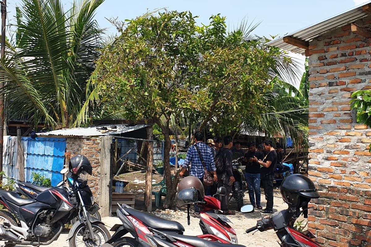 Suasana kediaman peternak kambing, Sarengat (65), di Desa Saentis, Kecamatan Percut Sei Tuan, Kabupaten Deli Serdang, pada Kamis (13/6/2024).