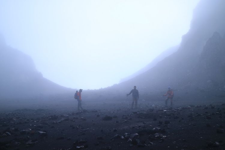 Pendaki menyusuri pinggir kawah Gunung Slamet, Jawa Tengah. Gunung Slamet merupakan salah satu gunung api aktif di Indonesia.