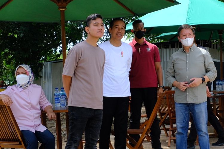 Wali Kota Solo Gibran Rakabuming Raka bersama Deputi Direktur Taman Safari Indonesia, Hans Manansang mendampingi Presiden Jokowi meninjau progres revitalisasi fase pertama di kebun binatang Solo Safari di Kecamatan Jebres, Solo, Jawa Tengah, Senin (23/1/2023).