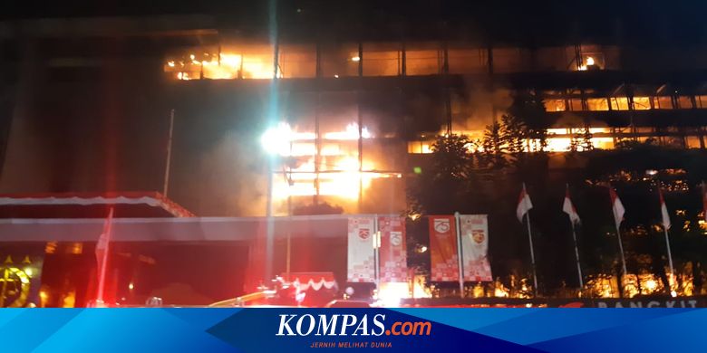 Kebakaran Besar Hanguskan Gedung Kejaksaan Agung di Jakarta