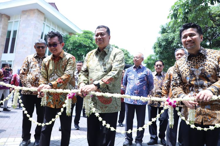Wakil Menteri Pendayagunaan Aparatur Negara dan Reformasi Birokrasi (Wamen PANRB) Purwadi Arianto saat membuka kegiatan ASN Corporate University (CorpU) Summit 2025 di Surabaya, Rabu (26/11/2025).