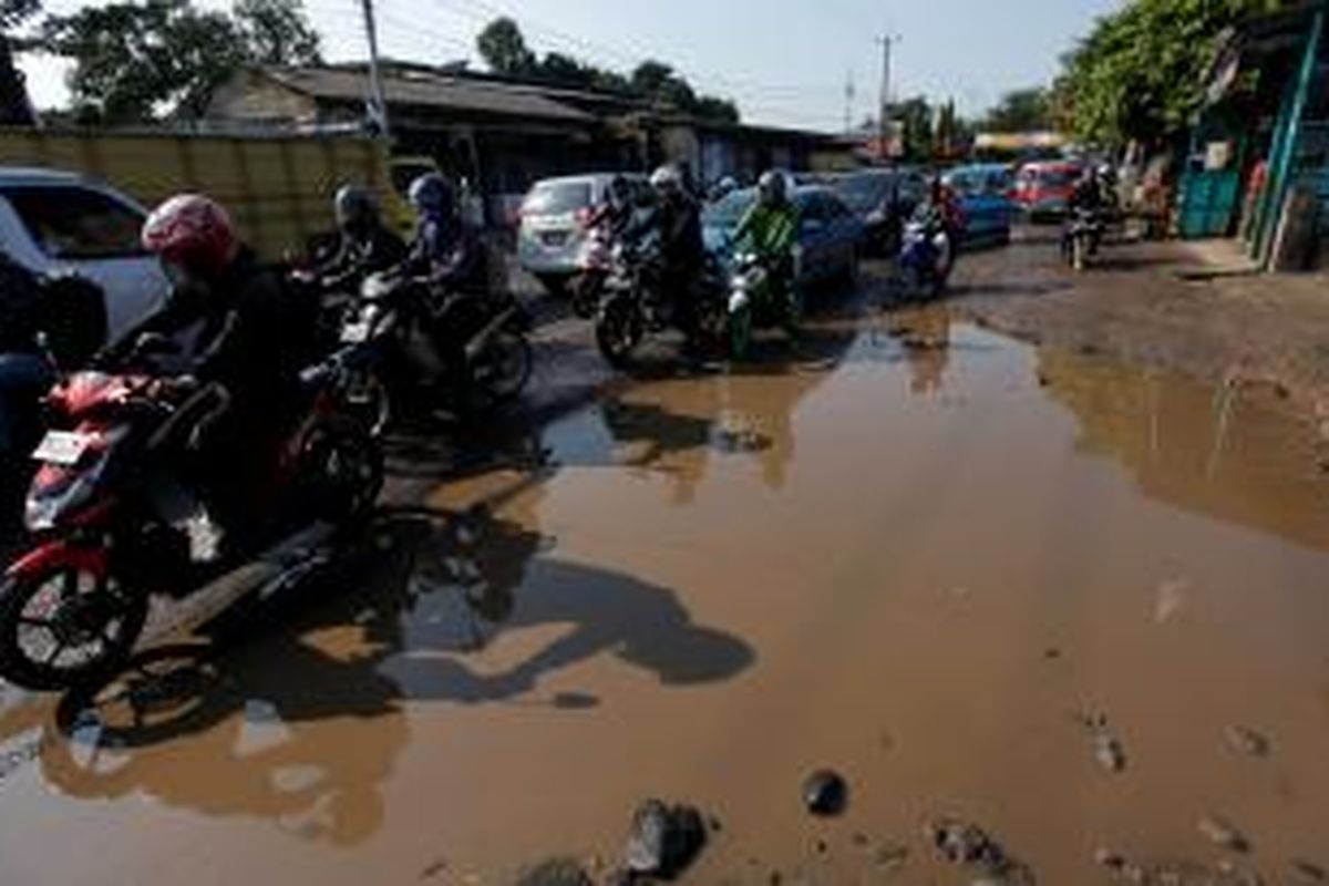 Kemacetan panjang terjadi di Jalan Martadinata, Tangerang Selatan, Kamis (3/4). Kemacetan terjadi karena adanya penyempitan jalur akibat jalan dari dua arah rusak parah. Kompas/Lucky Pransiska (UKI) 03-04-2104 