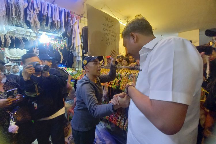 Temui Pedagang di Pasar Senen, Menteri UMKM Tegaskan Bakal Cari Solusi Setelah Ada Larangan Impor