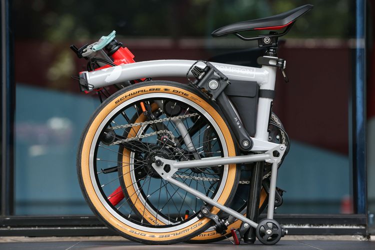 Sepeda Brompton CHPT3 Edisi ke-4 di Jakarta, Kamis (16/3/2023). Pabrikan sepeda lipat asal Inggris, Brompton akan merilis edisi keempat sepeda kolaborasinya dengan merek pakaian untuk bersepeda CHPT3 di Indonesia Jumat (17/3/2023) besok.
