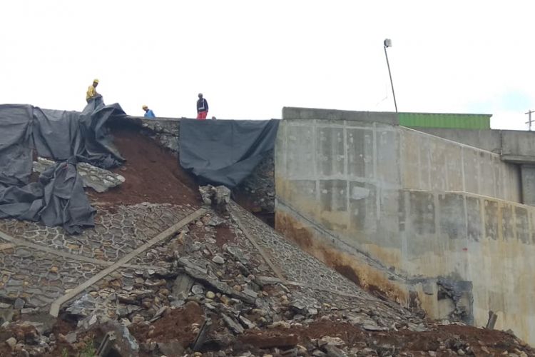 Talud tol Batang-Semarang di desa Penjalin Brangsong Kendal yang longsor. KOMPAS.Com/ SLAMET PRIYATIN