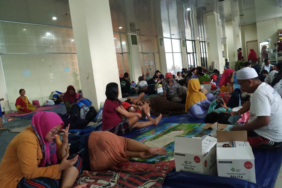 Warga Kampung Pulo yang mengungsi ke Rusunawa Jatinegara, Jakarta Timur pada Kamis (2/1/2020) siang. 