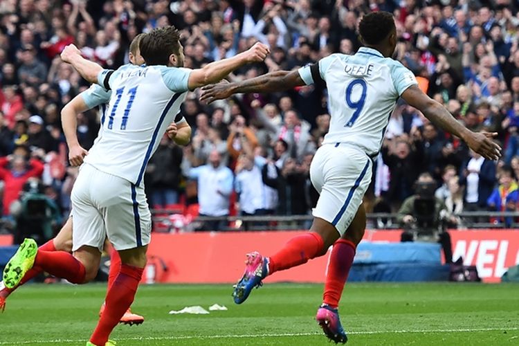 Penyerang Inggris, Jermain Defoe (kanan), merayakan golnya pada pertandingan kualifikasi Piala Dunia 2018 melawan Lithuania di Stadion Wembley pada 26 Maret 2017.  
