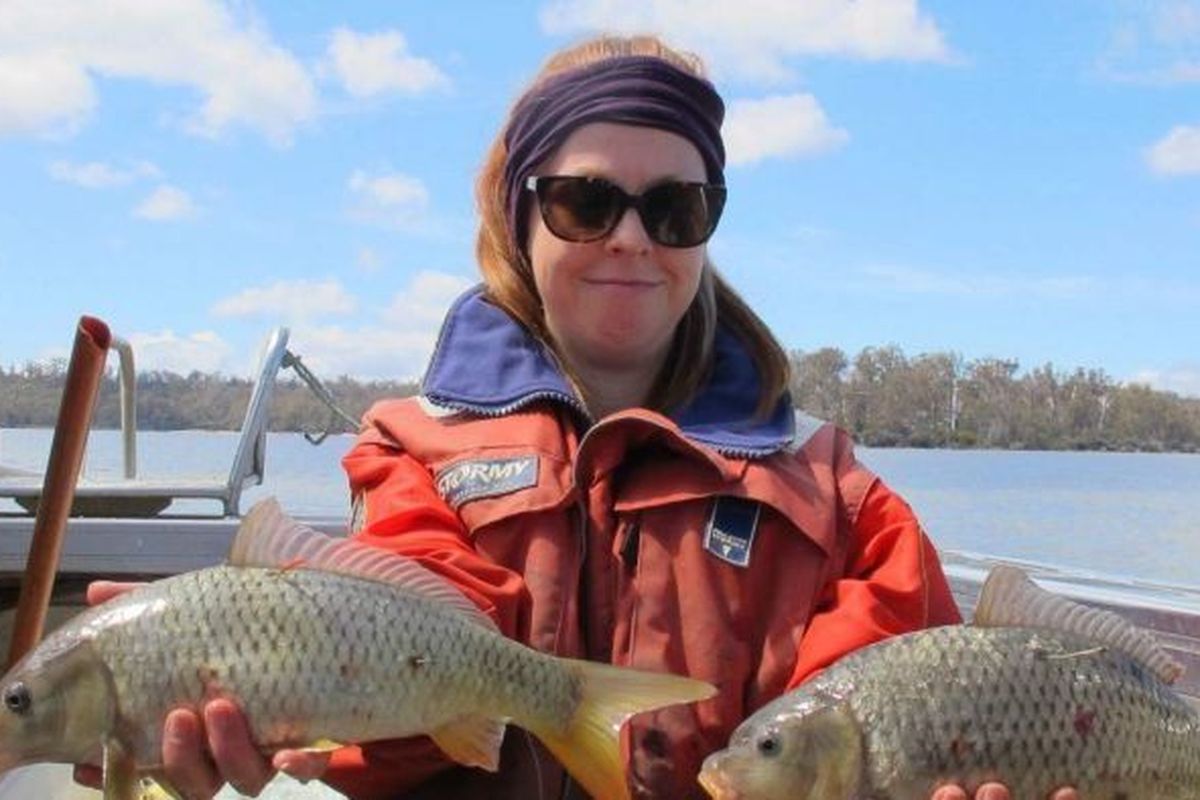 Helen ONeil anggota tim pengelolaan ikan mas yang nyaris memberantas di danau Sorell