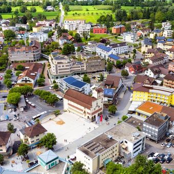 Ilustrasi pemandangan kota Vaduz, Liechtenstein. 