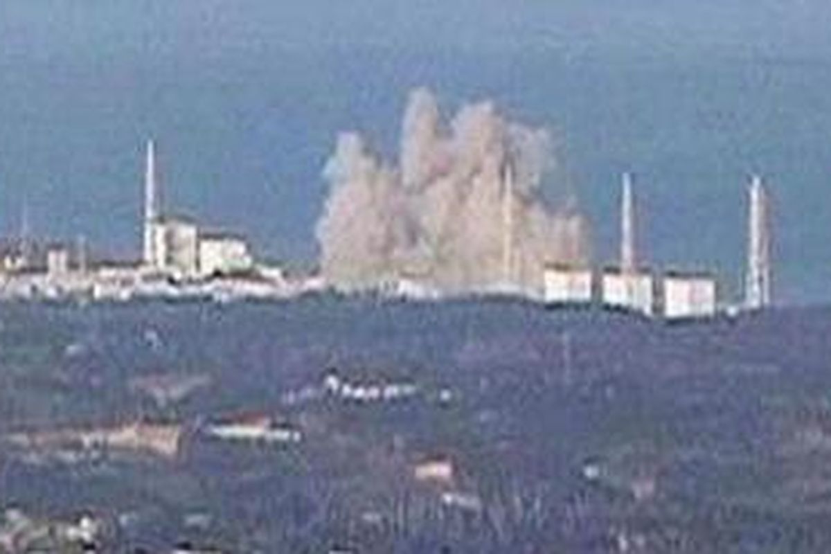 Gambar yang diambil dari televisi NTV memperlihatkan asap membubung dari Fukushima Daiichi, pembangkit listrik tenaga nuklir (PLTN) di Okumamachi, Prefektur Fukushima, Jepang, Sabtu (12/3). Bagian atap serta tembok bangunan PLTN itu retak akibat guncangan gempa sehari sebelumnya. Kekhawatiran muncul akibat bocornya radiasi nuklir dari reaktor nuklir di PLTN tersebut.
