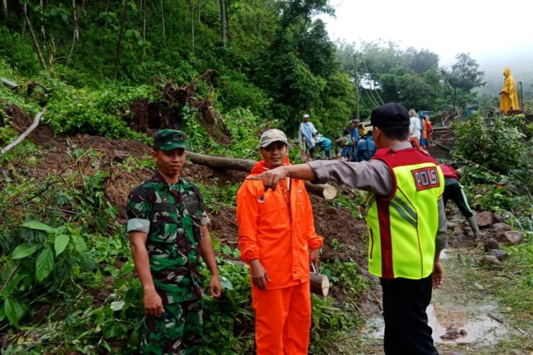  Sejumlah petugas unsur Muspika Simpenan dan elemen masyarakat berupaya menanggulangi longsor di Jalan Palabuhanratu-Kiaradua-Jampangkulon, Sukabumi, Jawa Barat, Sabtu (29/12/2018).