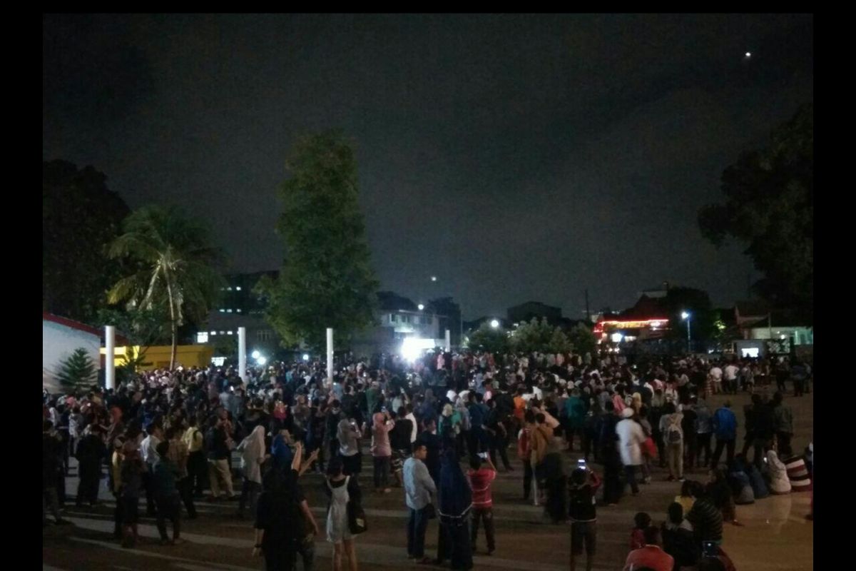 Suasana halaman Planetarium Taman Ismail Marzuki yang dipadati pengunjung.