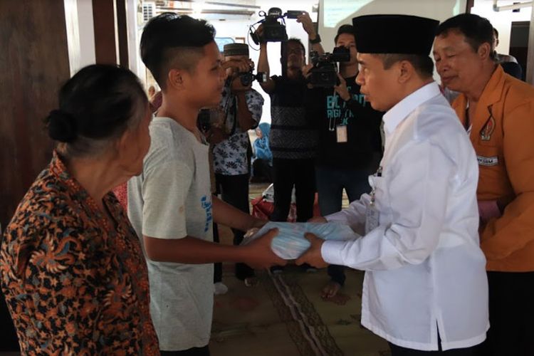 Wakil Bupati Gunungkidul, Immawan Wahyudi Menyerahkan Bantuan WKSBM kepada anak sekolah kurang mampu di Balai Desa Baleharjo.