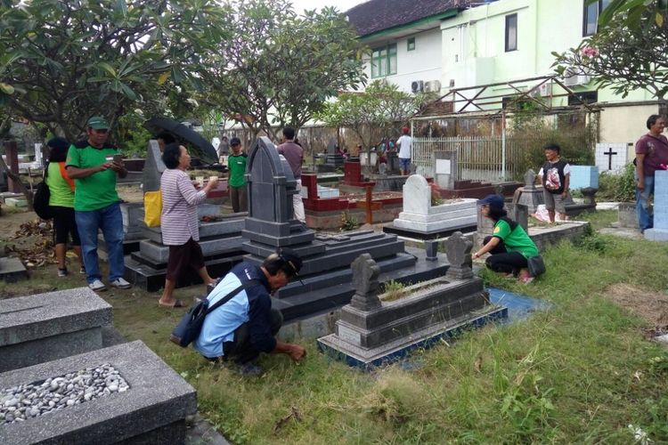 Ratusan masyarakat saat bersama-sama membersihkan Kompleks Makam  RS Bethesda, Jalan Affandi , Mrican, Desa Caturtunggal, Kecamatan Depok, Kabupaten Sleman, Rabu (10/4/2019).