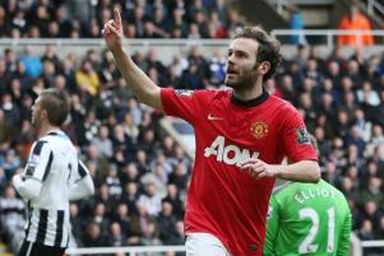 Gelandang Manchester United, Juan Mata, merayakan golnya dalam pertandingan lanjutan Premier League melawan Newcastle United, Sabtu (5/4/2014). 