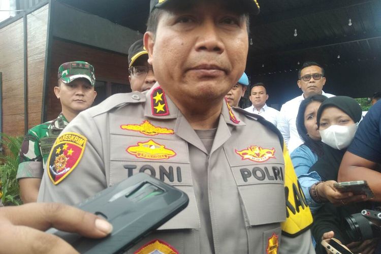 Kapolda Jatim Irjen Pol Toni Harmanto saat meninjau Pos Pelayanan Pujahito di Kabupaten Nganjuk, Senin (26/12/2022)