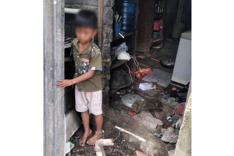 MN, bocah berusia 7 tahun disekap dan dirantai kakinya oleh orang tua kandung di dapur rumah di Desa Kalimanah Kulon, Kecamatan Kalimanah, Purbalingga, Jawa Tengah, Sabtu (13/3/2021).