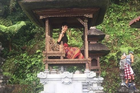 Viral Foto 2 Bule Lecehkan Tempat Suci di Bali