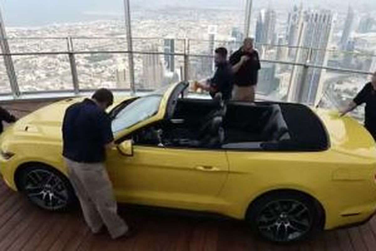 Ford Mustang GT Convertible di atas Burj Khalifa