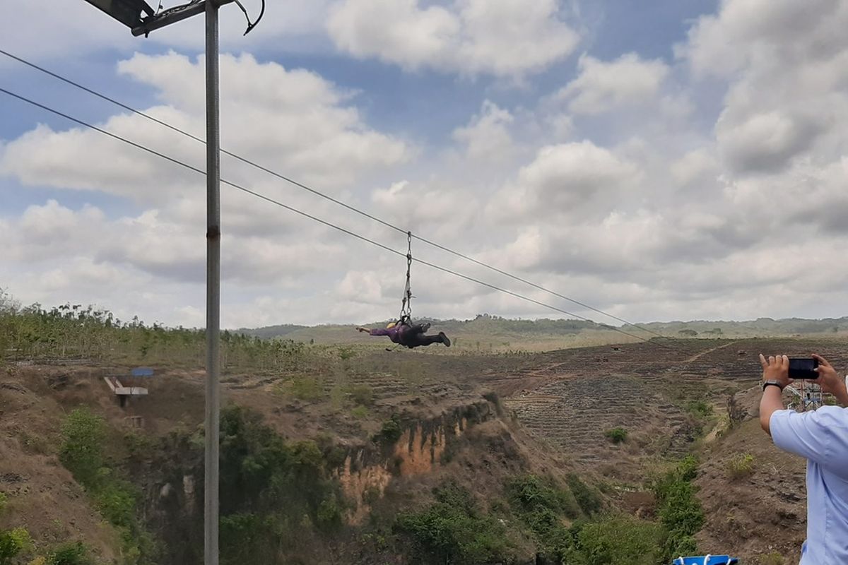 Pengunjung saat Mencoba Flying Fox di Ngingrong Gunungkidul