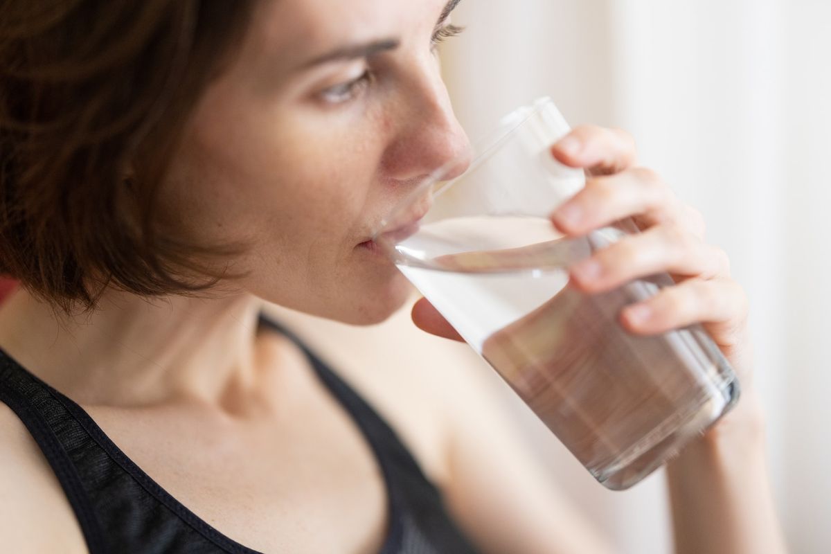 berapa banyak harus minum air putih untuk ginjal yang sehat? Minum banyak cairan membantu ginjal membersihkan natrium, urea, dan produk limbah lainnya dari tubuh.