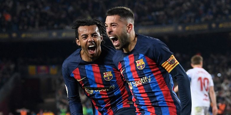 Bek Barcelona Jordi Alba (kanan) merayakan gol ke gawang Sevilla dalam laga lanjutan Liga Spanyol musim 2022-2023. Laga Barcelona vs Sevilla berlangsung di Stadion Camp Nou pada Senin (6/2/2023) dini hari WIB.