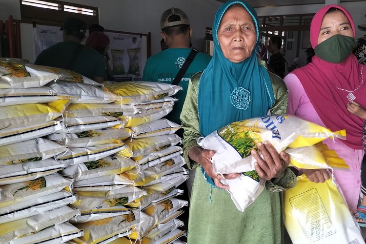 Potret antrean pembelian beras di Operasi Pasar (OP) yang digelar Bulog di Kelurahan Kedawung, Kamis (19/1/2023).