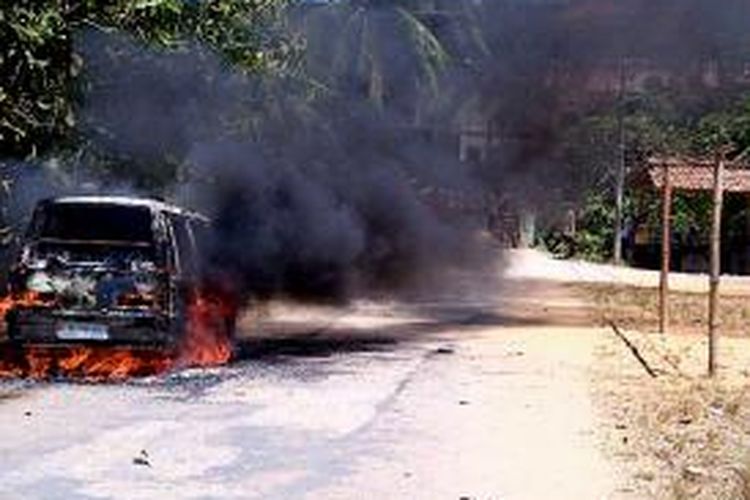 Mobil pengantar putera kiai yang hangus terbakar di dalam kompleks pesantren, Rabu (10/9/2014).