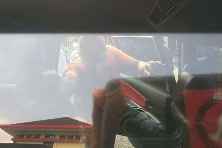 IP, kerabat Bupati Langkat, Terbit Rencana Perangin-angin memasuki mobil yang akan membawanya ke Bandara Kualanamu untuk terbang ke Jakarta setelah diperiksa di Ditreskrimsus Polda Sumut pada Kamis (20/1/2022) sore.