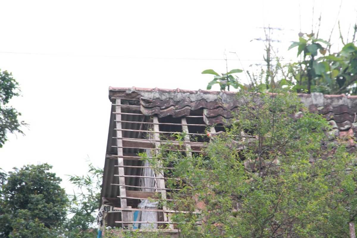 Angin Puting Beliung akibat hujan deras yang terjadi di Kabupaten Bandung pada Kamis (19/5/2022) menyebabkan 52 rumah di Kecamatan Cangkuang porak poranda.
