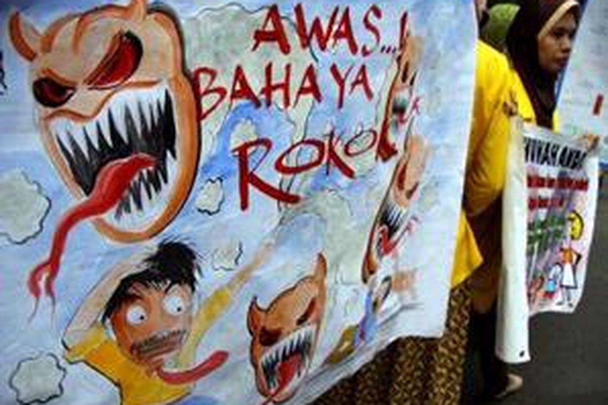 Mahasiswa Fakultas Kesehatan Masyarakat dan Fakultas Kedokteran Universitas Indonesia, membawa poster tentang bahaya merokok.